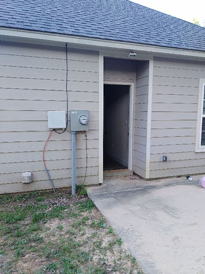 Oxford House: 408 Shady Park Cove