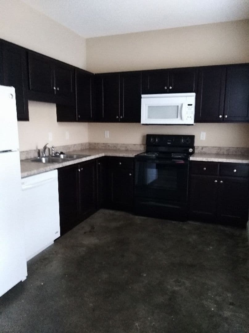Oxford House: 408 Shady Park Cove
