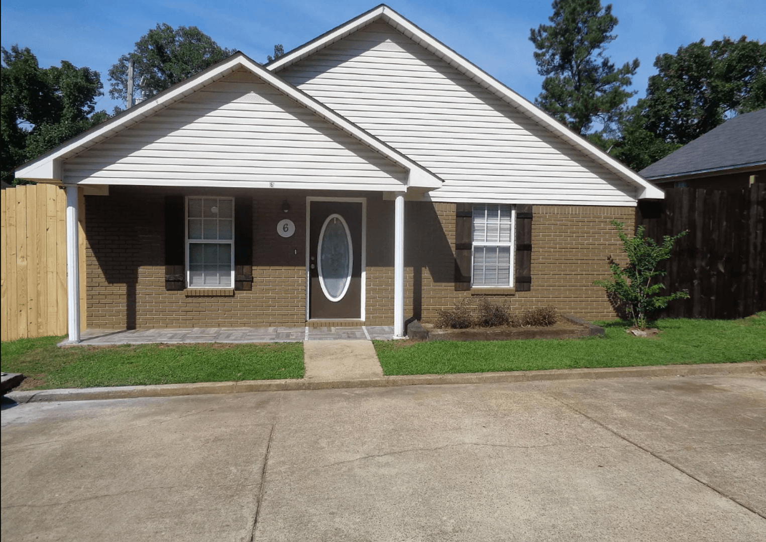 Oxford House: 6 Country Road 3077