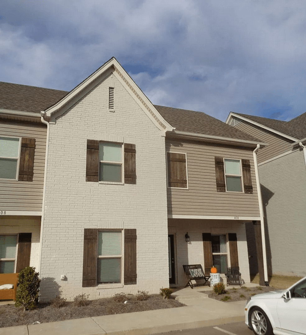 Oxford House: 410 Walker Circle
