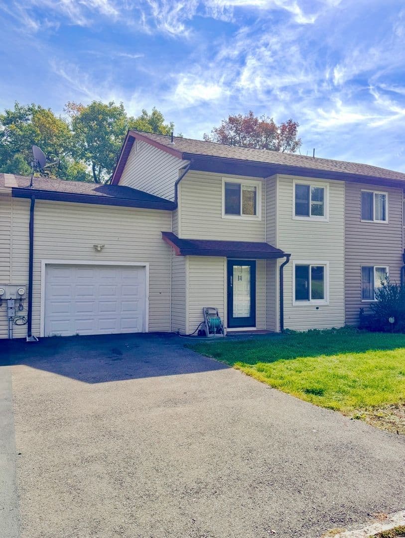 Slatington House: 7321 East Hillcrest Lane