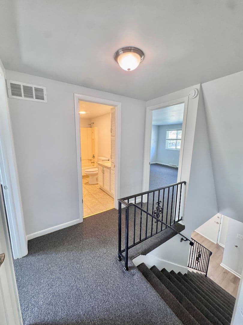 Slatington House: 7321 East Hillcrest Lane