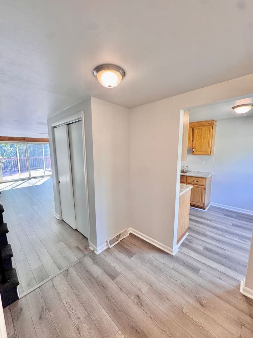 Slatington House: 7321 East Hillcrest Lane