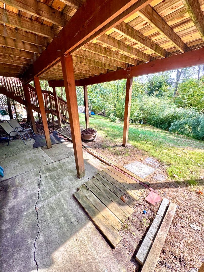 Slatington House: 7321 East Hillcrest Lane