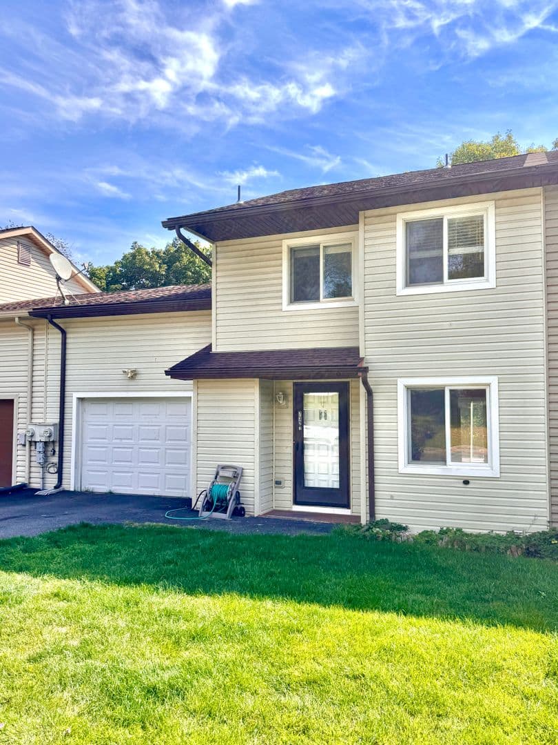Slatington House: 7321 East Hillcrest Lane