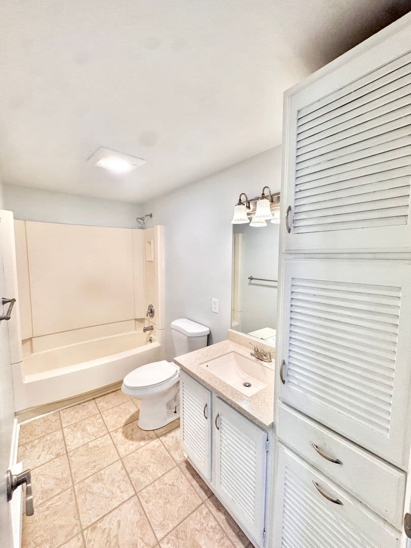 Slatington House: 7321 East Hillcrest Lane
