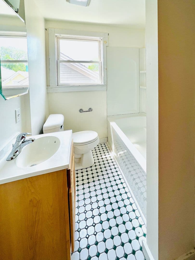 Burlington Apartment: 116 Maple Street