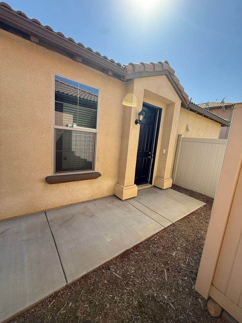 Porterville House: 1876 W Roby