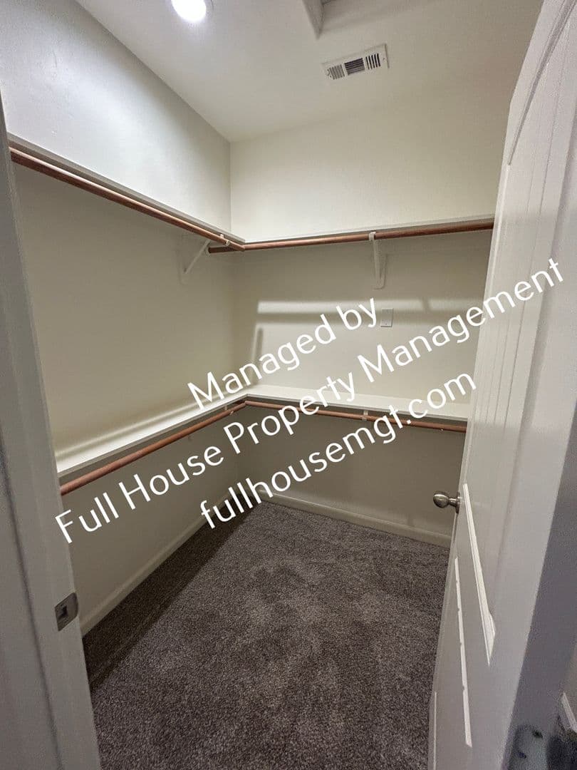 Porterville House: 1921 W Roby Ave
