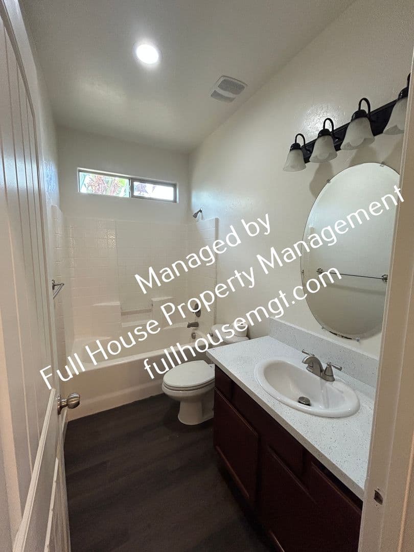 Porterville House: 1921 W Roby Ave