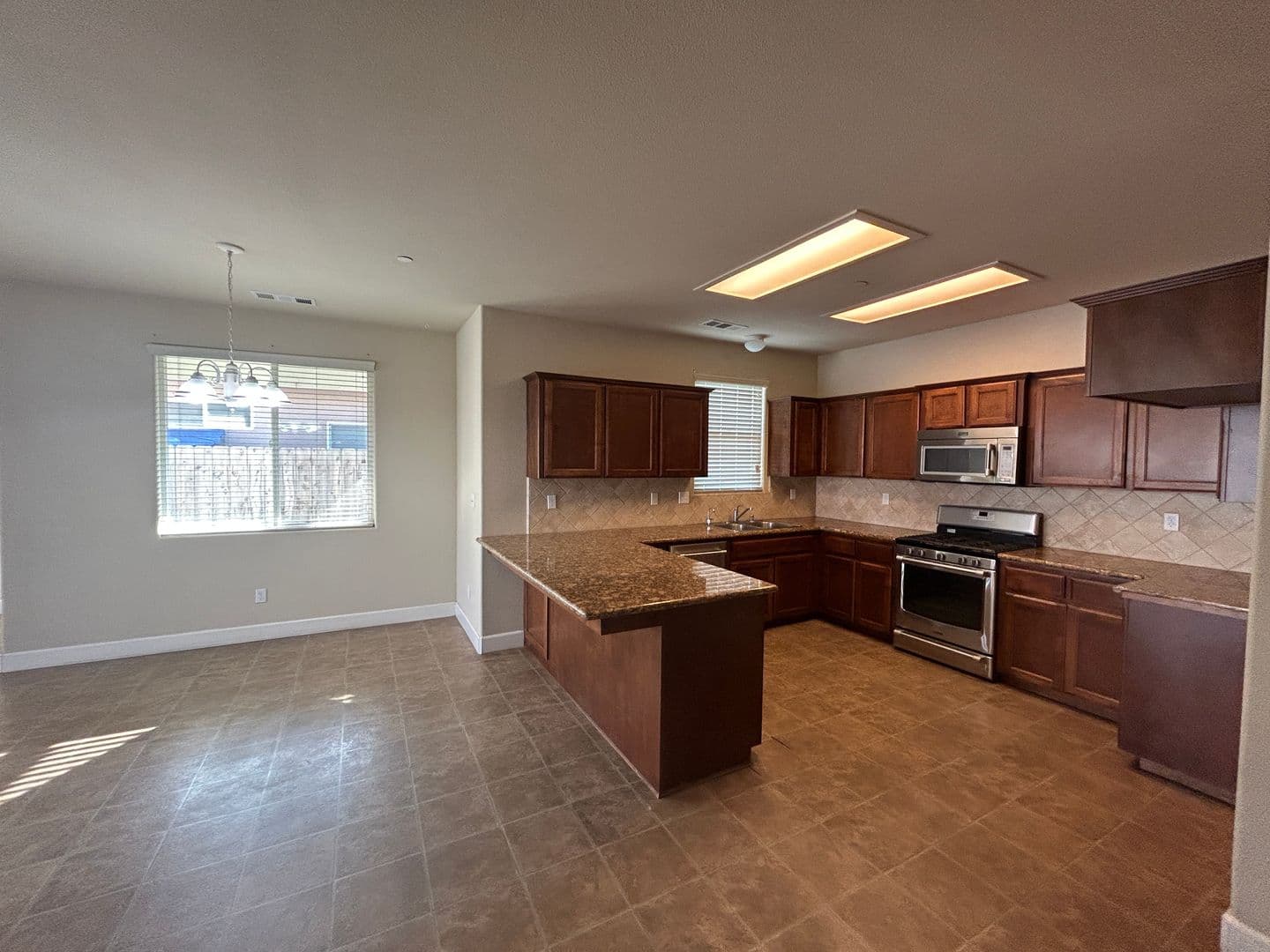 Porterville House: 493 S Milo