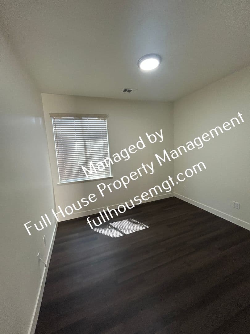 Porterville House: 1921 W Roby Ave