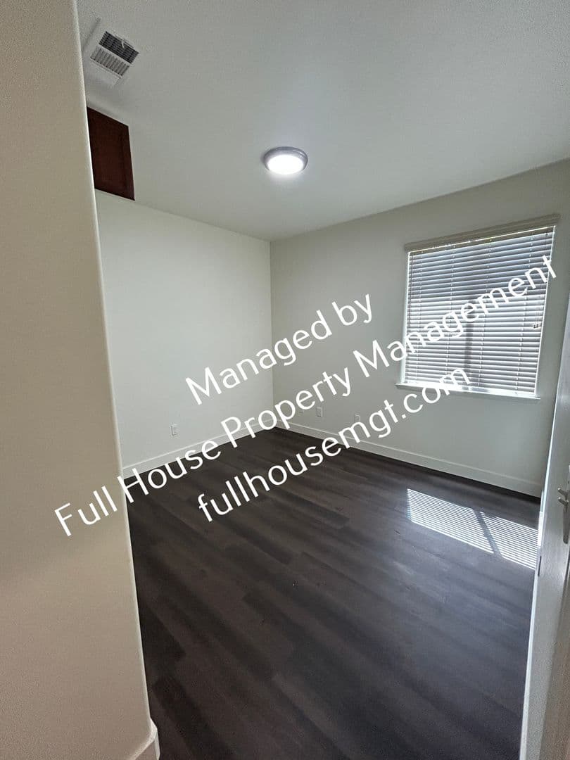 Porterville House: 1921 W Roby Ave