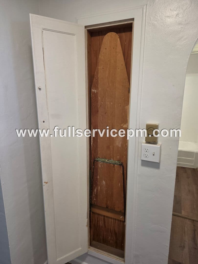 Everett Apartment: 3124 Colby Ave