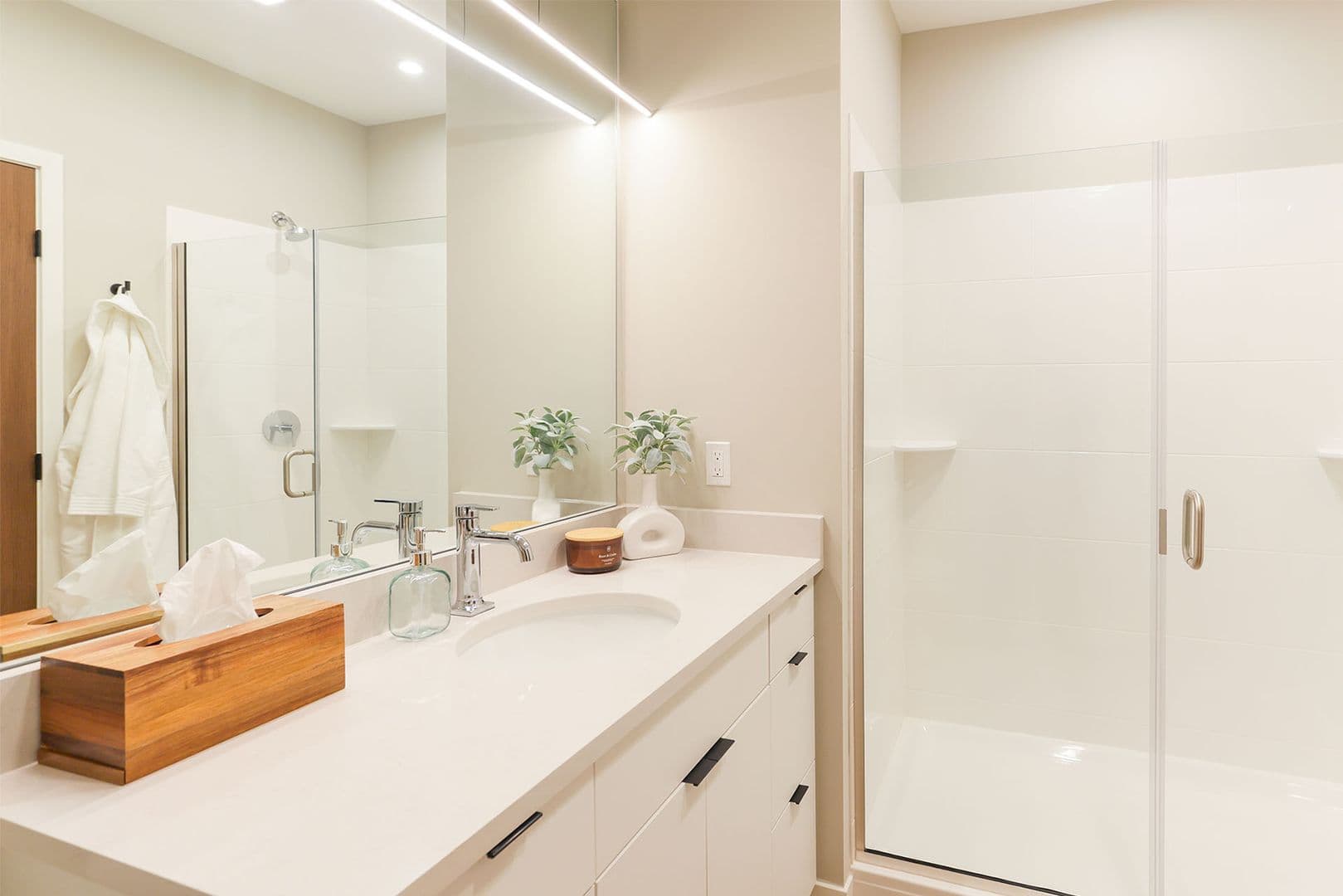 Milwaukee Apartment: 2630 North Hackett Avenue
