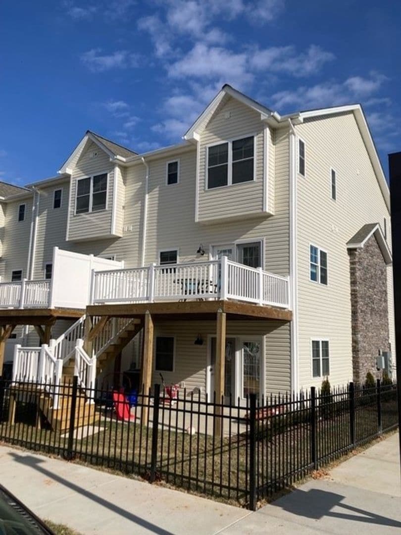 Rockingham House: 1318 Caspian Way