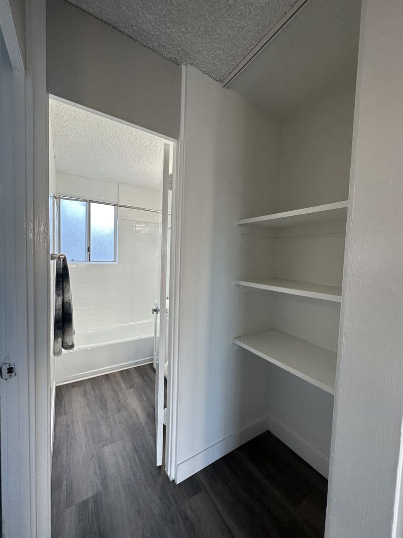 Long Beach Apartment: 4114 and 4118 Elm Ave