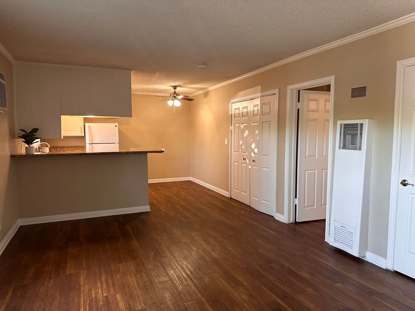 Downey Apartment: 8115 Imperial Highway