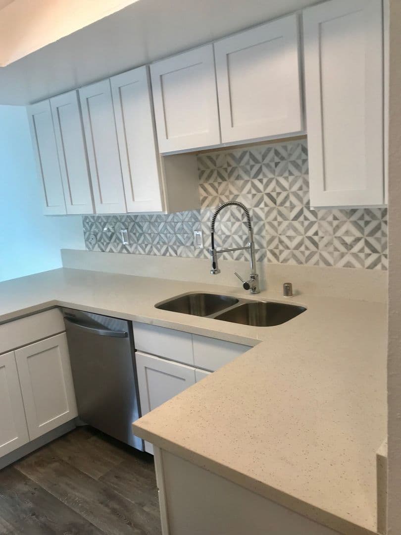 Ventura Apartment: 99 N Ashwood Ave