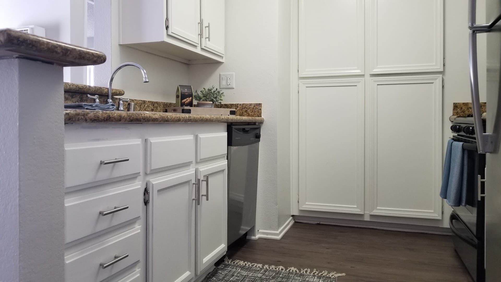 Paramount Apartment: 13947 Paramount Blvd