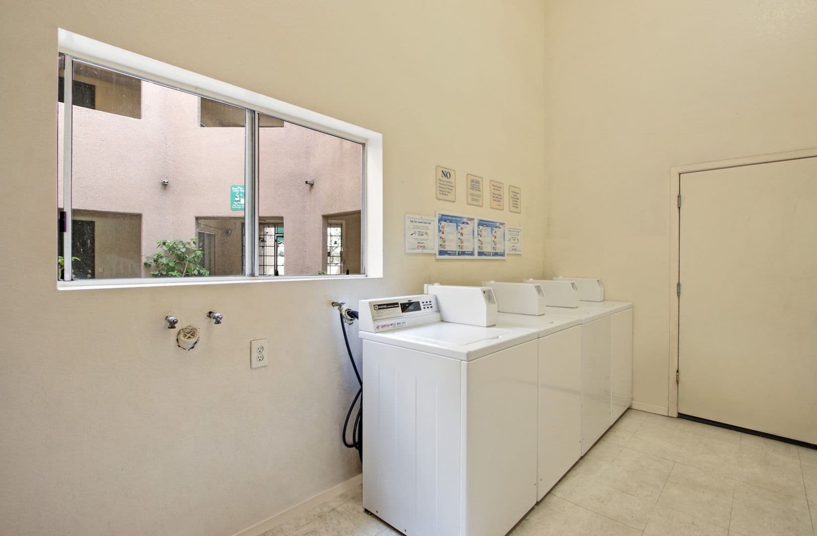 Paramount Apartment: 13947 Paramount Blvd