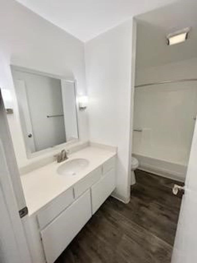 Ventura Apartment: 99 N Ashwood Ave