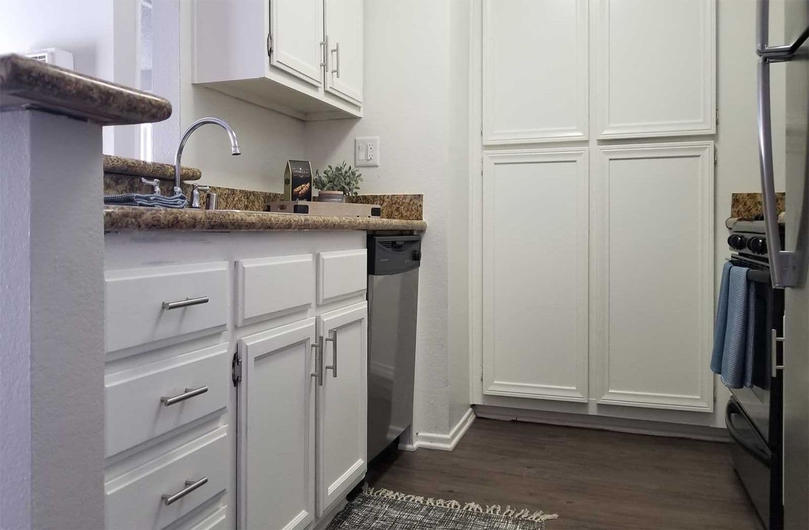 Paramount Apartment: 13947 Paramount Blvd