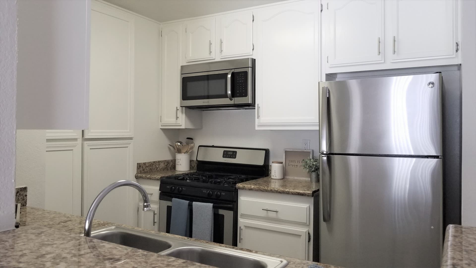Paramount Apartment: 13947 Paramount Blvd