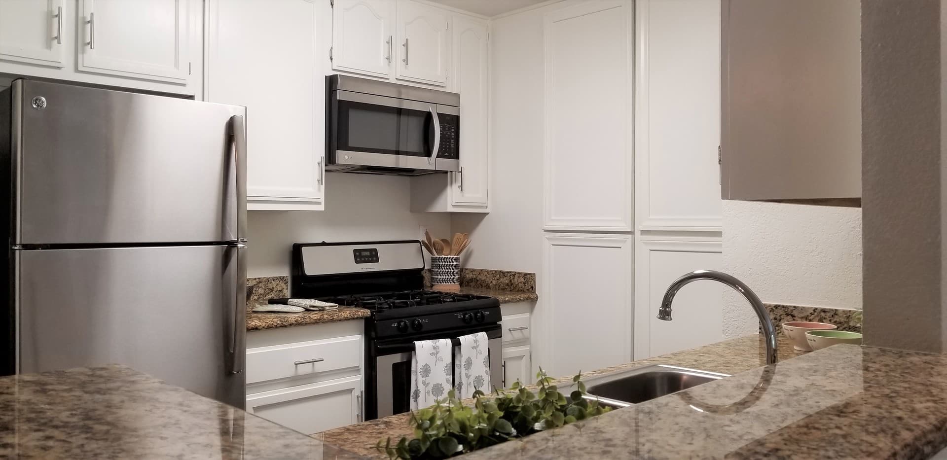 Paramount Apartment: 13947 Paramount Blvd