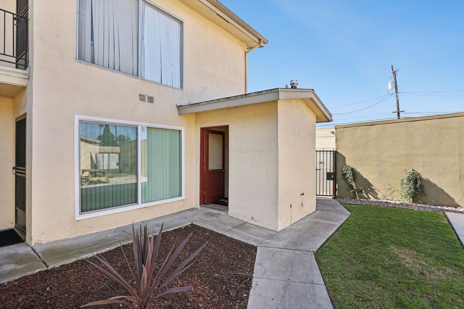 Anaheim Apartment: 1237 & 1243 North Dresden Place