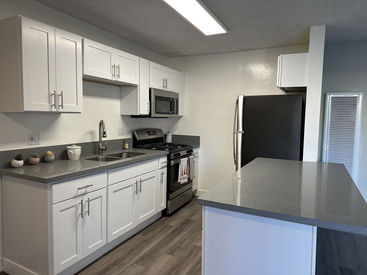 Long Beach Apartment: 4114 and 4118 Elm Ave