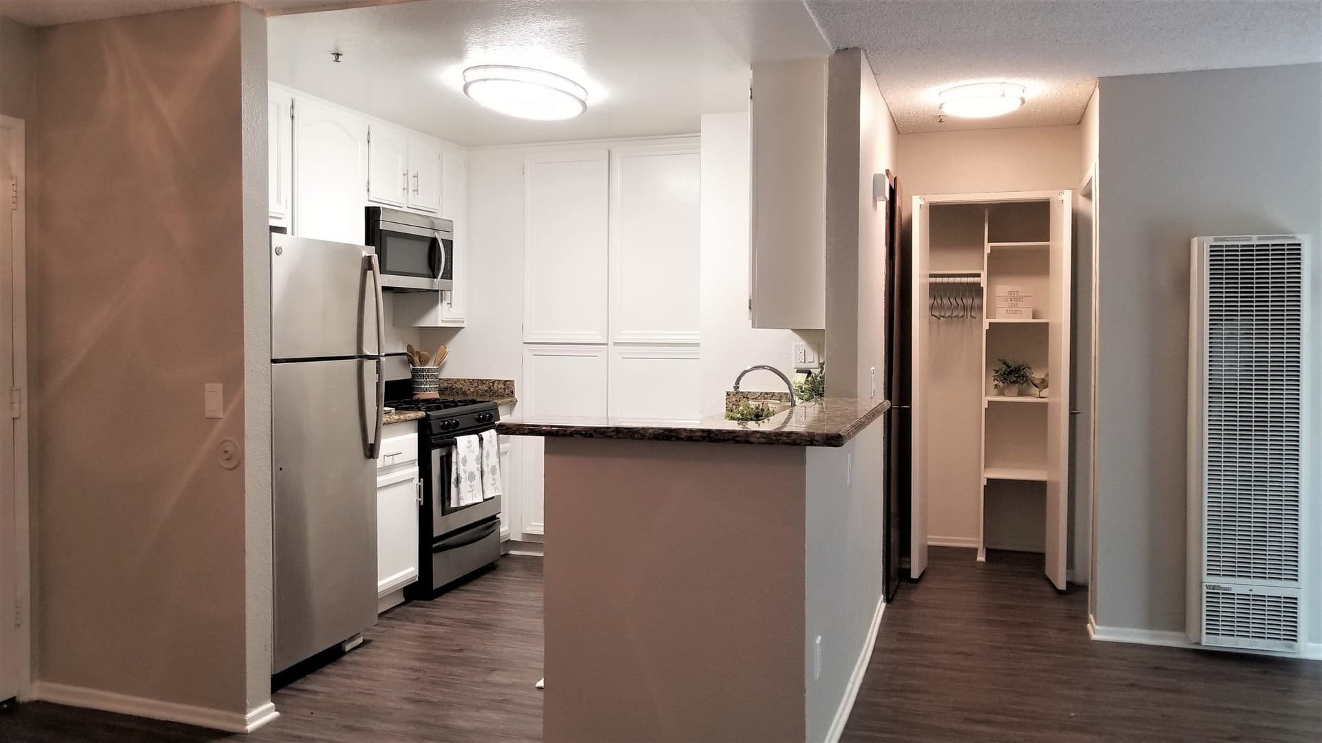 Paramount Apartment: 13947 Paramount Blvd