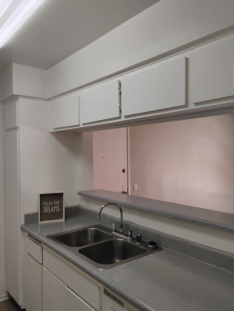 Los Angeles Apartment: 8600 Emerson Avenue