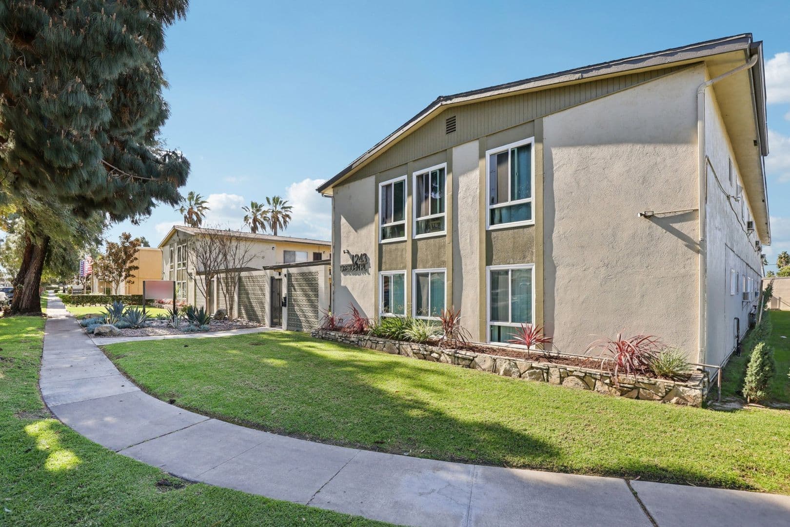 Anaheim Apartment: 1237 & 1243 North Dresden Place