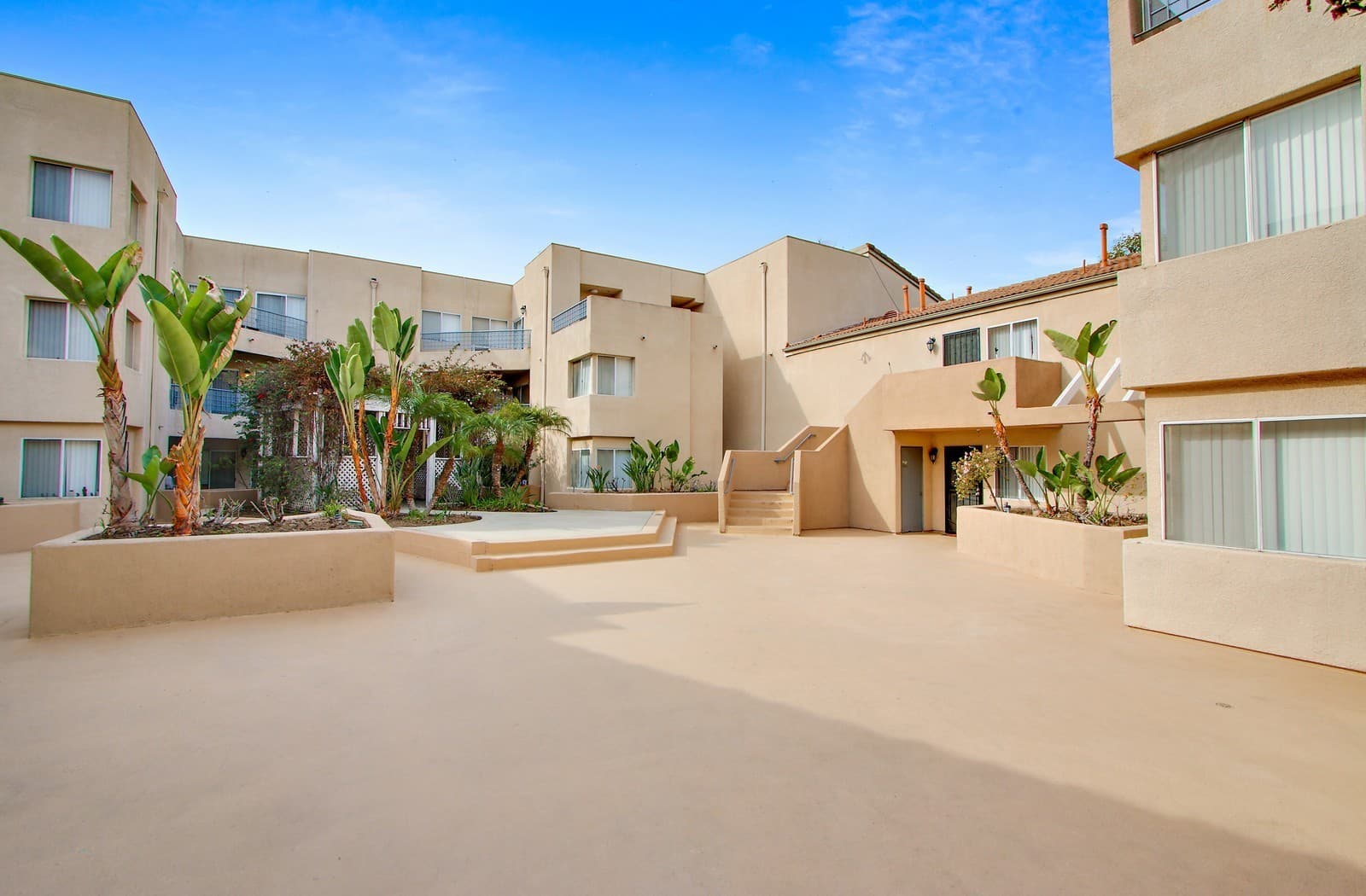Paramount Apartment: 13947 Paramount Blvd