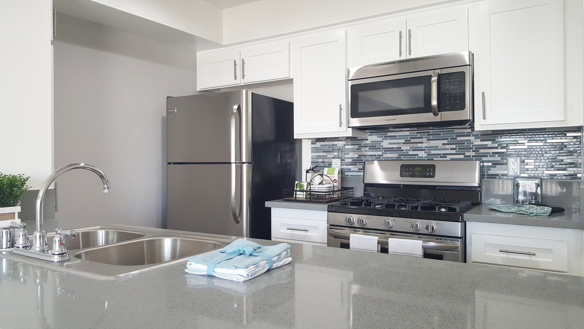 Los Angeles Apartment: 8600 Emerson Avenue