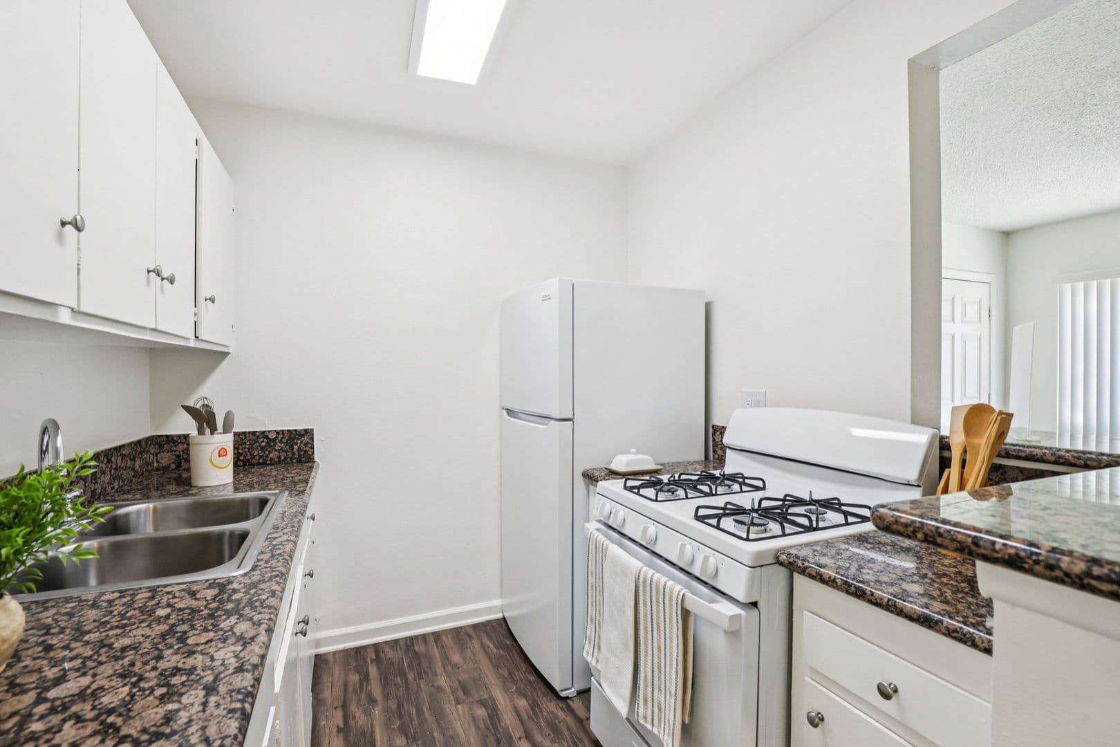 Anaheim Apartment: 1237 & 1243 North Dresden Place