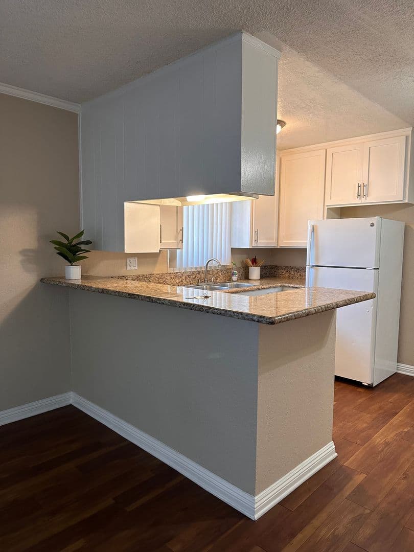 Downey Apartment: 8115 Imperial Highway