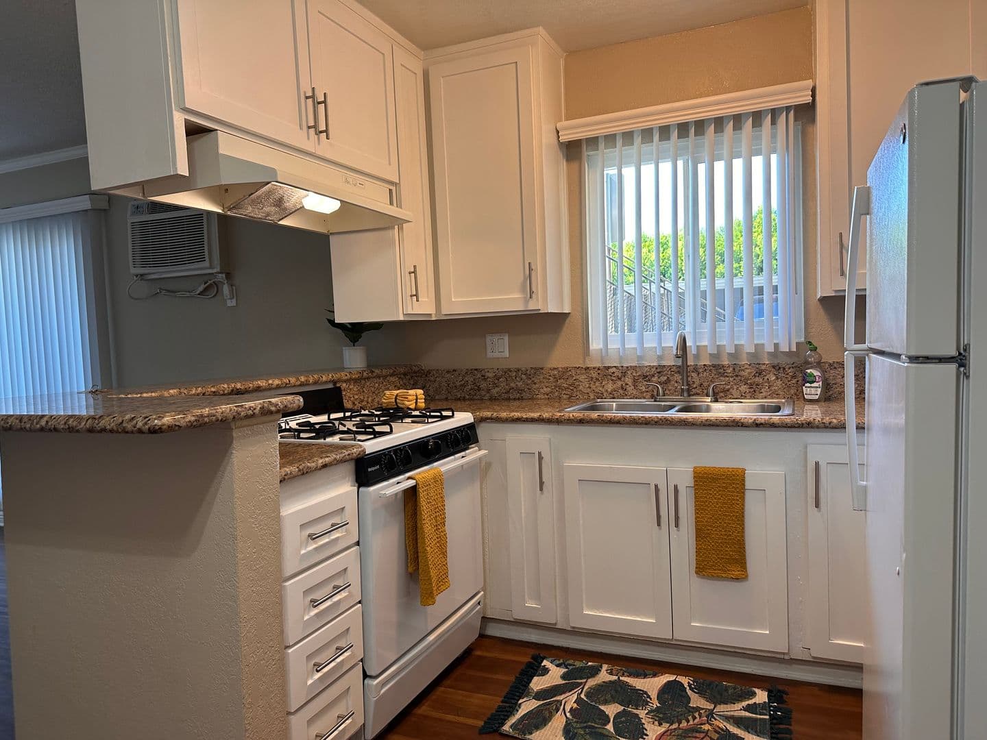 Downey Apartment: 8115 Imperial Highway