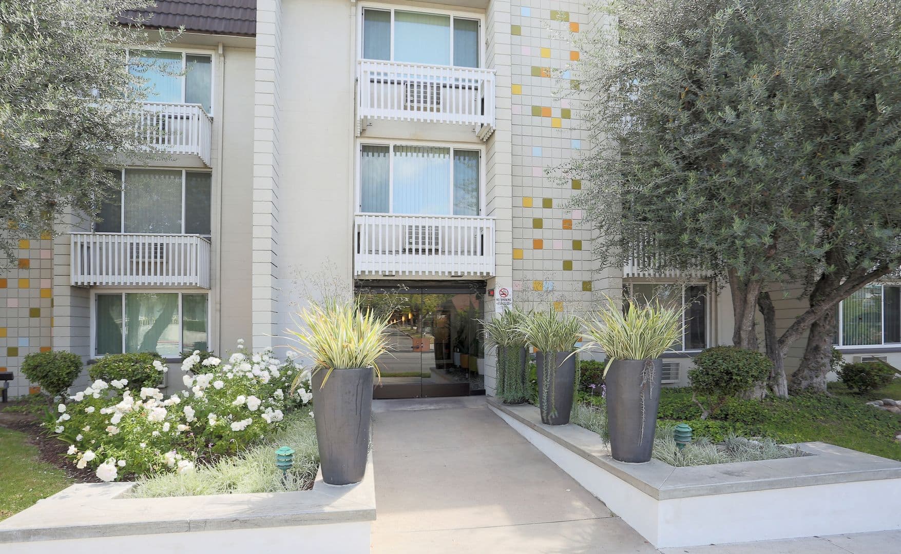 Pasadena Apartment: 1070 N. Lake Avenue