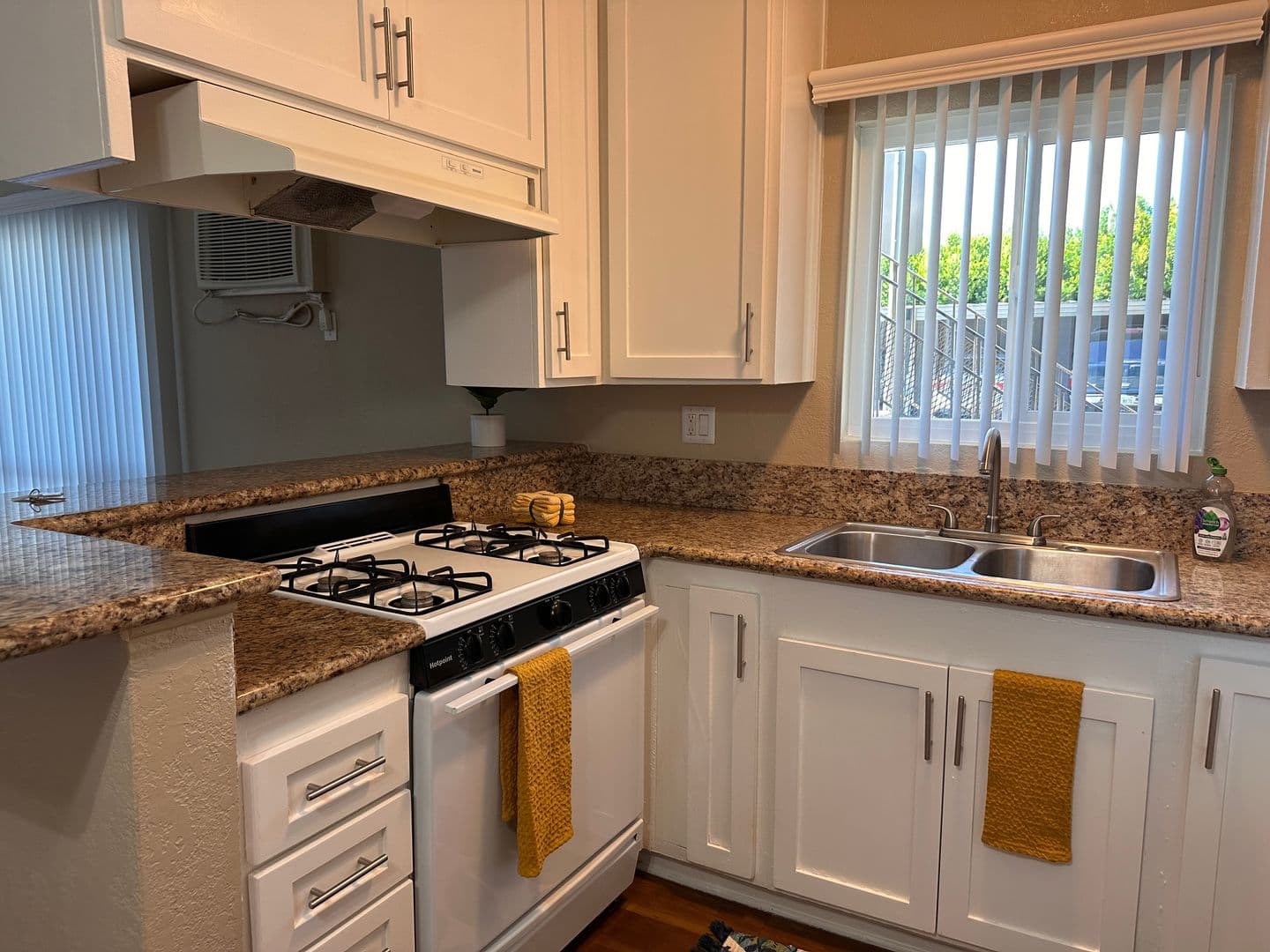 Downey Apartment: 8115 Imperial Highway