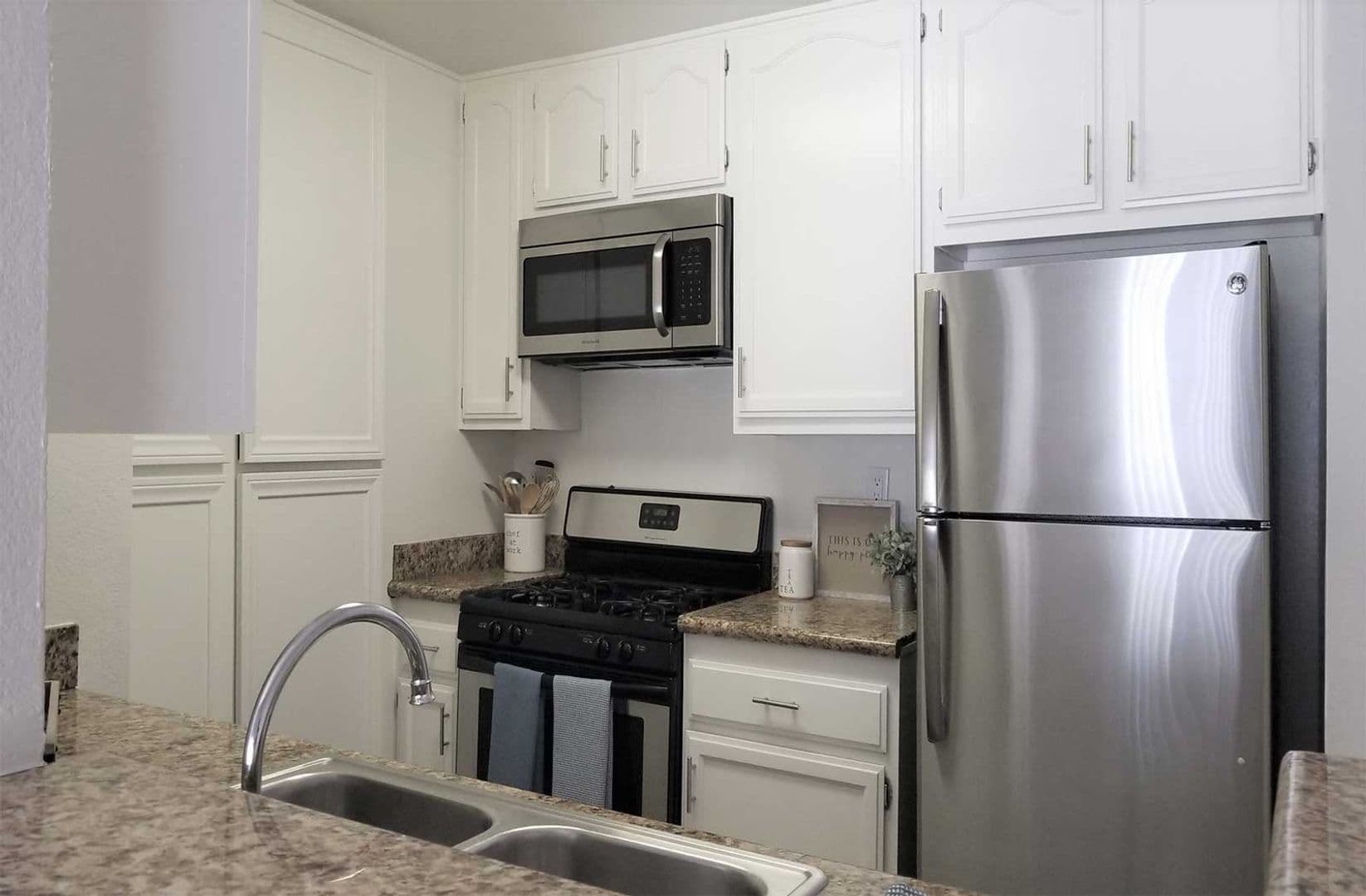 Paramount Apartment: 13947 Paramount Blvd