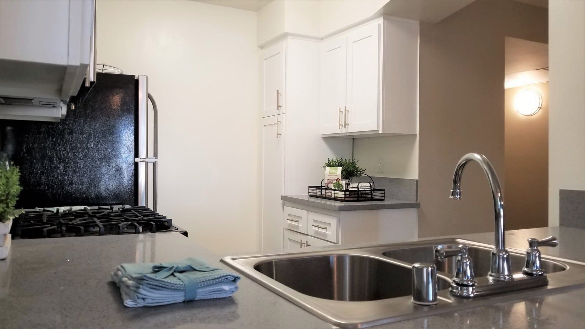 Los Angeles Apartment: 8600 Emerson Avenue