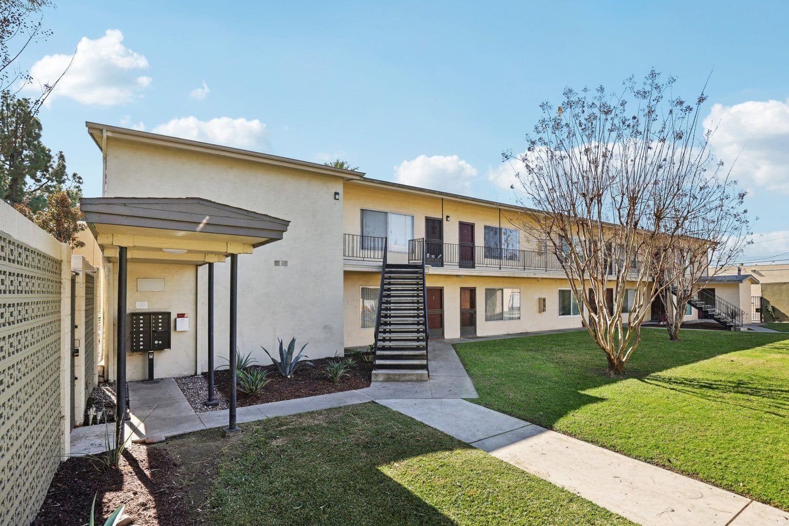 Anaheim Apartment: 1237 & 1243 North Dresden Place