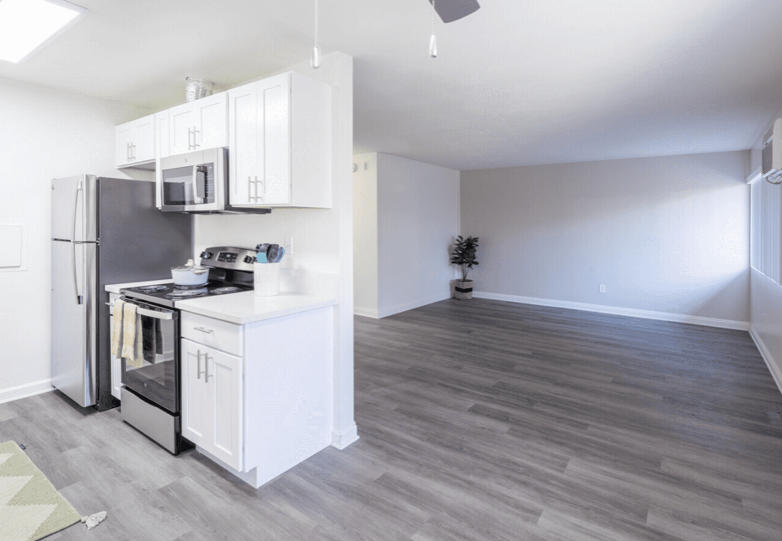Artesia Apartment: 11562 186th Street