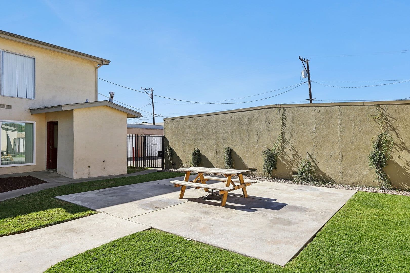 Anaheim Apartment: 1237 & 1243 North Dresden Place