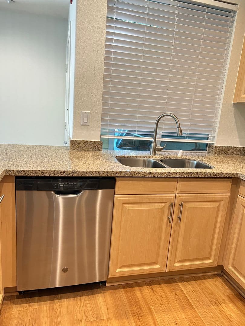 Ventura Apartment: 930 Pacific Strand Place