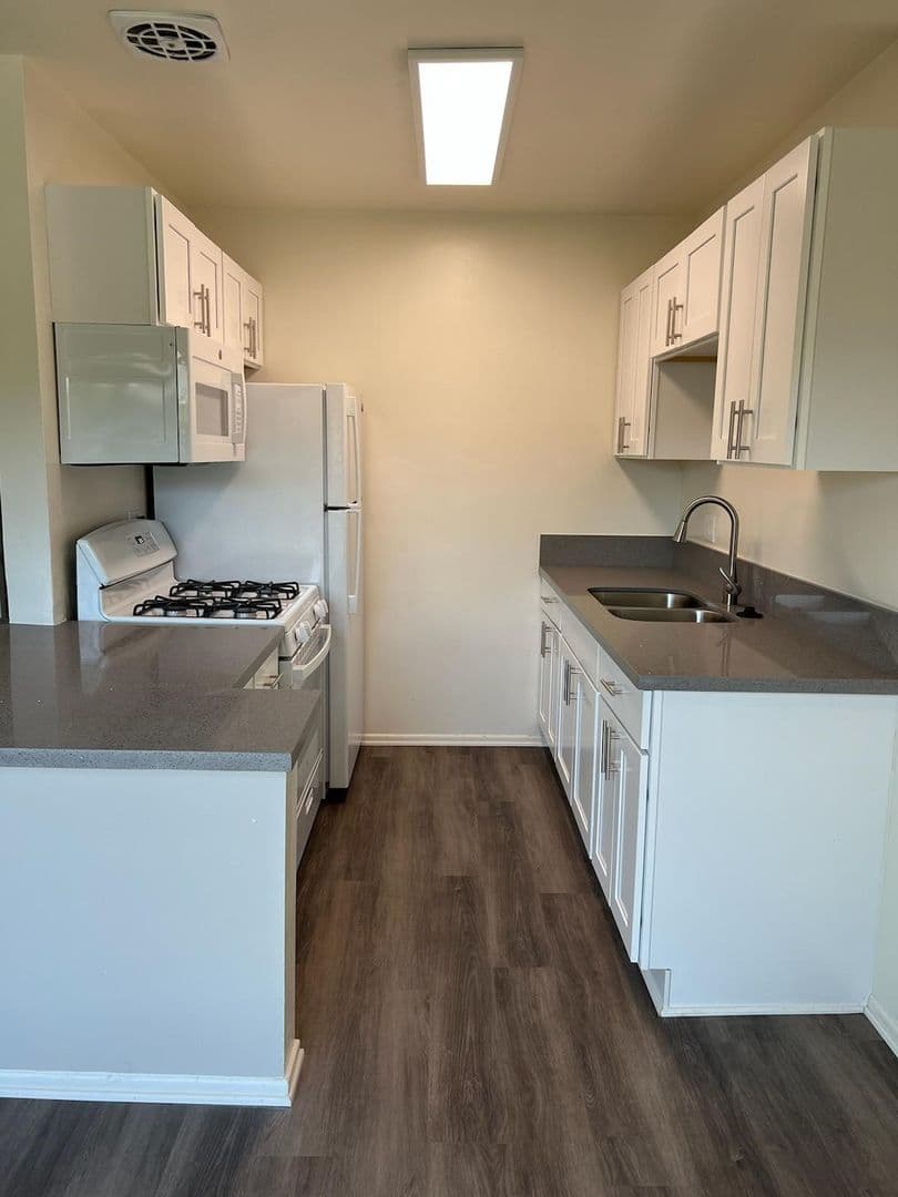 Anaheim Apartment: 1237 & 1243 North Dresden Place