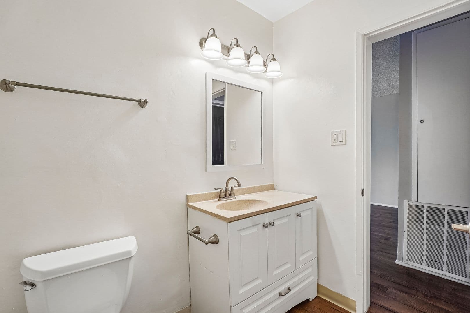 Pasadena Apartment: 410 Raymondale Drive