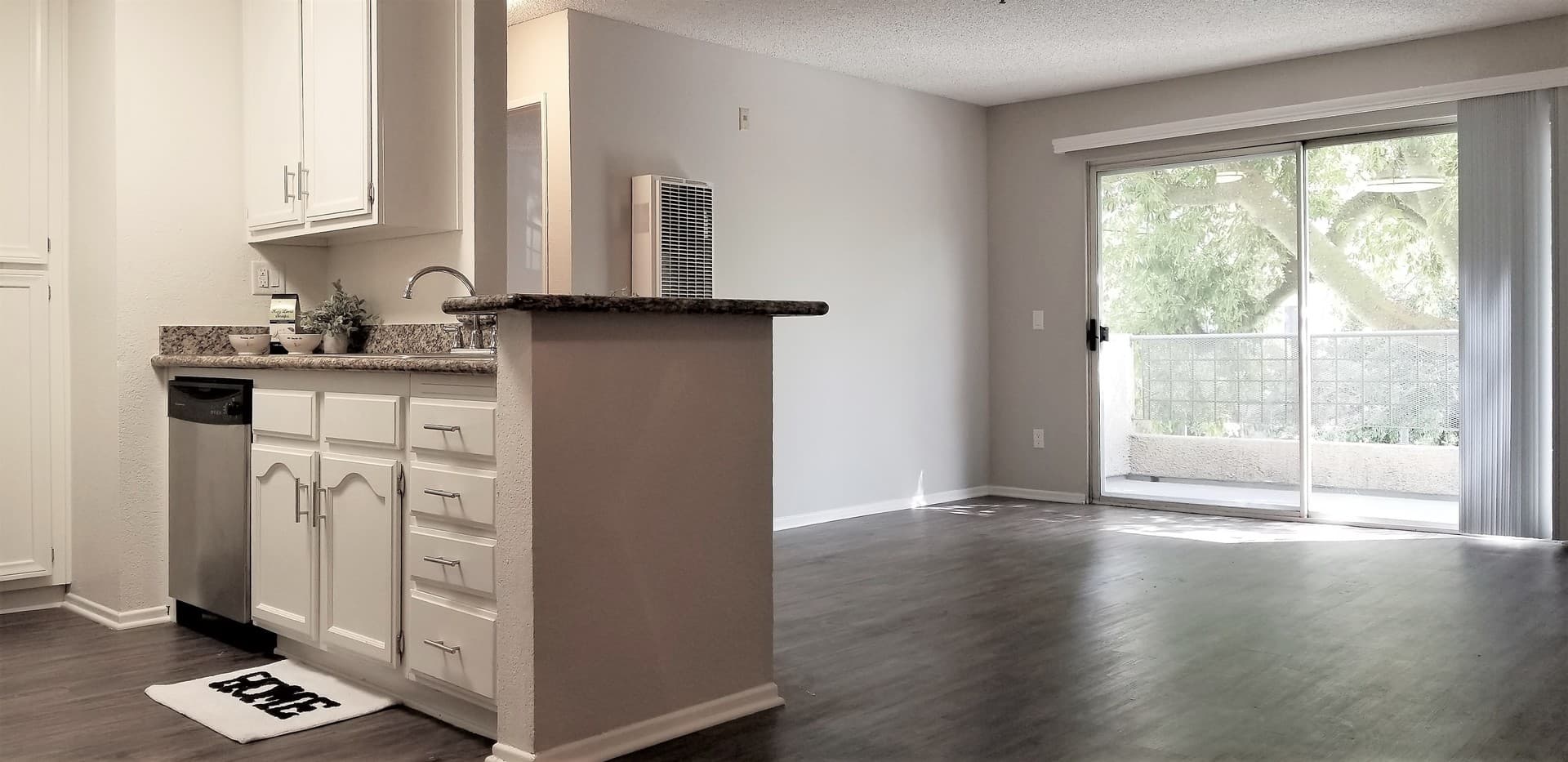 Paramount Apartment: 13947 Paramount Blvd